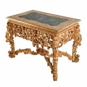 Bureau de style baroque ancien. 