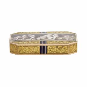 Golden, French snuffbox with enamel grisaille, Empire period. 