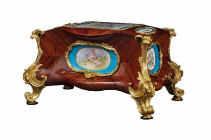 Boîte de table pour bijoux. Sèvres 1830. 