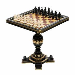 Table d`échecs avec des figures dans le style de l`historicisme. Fin du 19ème siècle. 