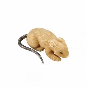 Резная мышка из бивня мамонта, с бриллиантовым хвостом.