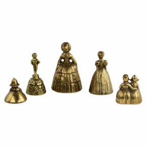 Cinq cloches originales en laiton et en bronze sous la forme d`enfants, de dames et d`un garçon qui pisse. 