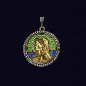 Un élégant pendentif en or sur chaîne avec la Vierge Marie sur vitrail émaillé, dans un coffret ancien. 