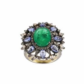 Ring with emerald and tanzanites. 