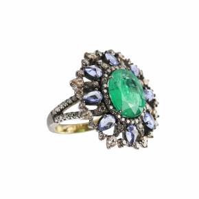 Ring with emerald and tanzanites. 