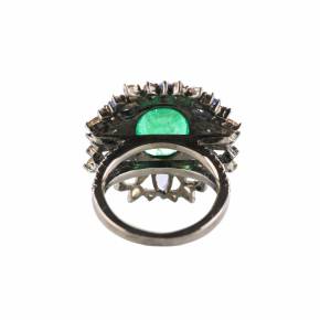 Ring with emerald and tanzanites. 