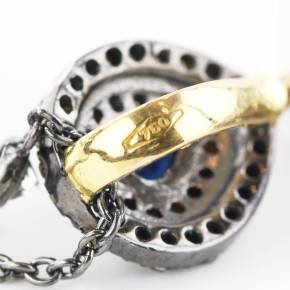 Ensemble de boucles d`oreilles, pendentif avec saphirs et diamants sur argent et or. 