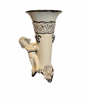  Carl Klimt - grand vase avec putto et grappes de raisin. Conçu vers 1915, probablement par Bernhard Bloch, céramique d`Eichwald. Corps blanc cassé décoré en noir. (Teplitz 1876-1945 Zinnwald), début du 20e siècle. 