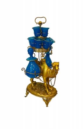 Service à liqueur métal doré et opaline bleue porté par un chameau. 
