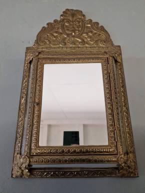 Hallway wall cabinet with clothes brushes