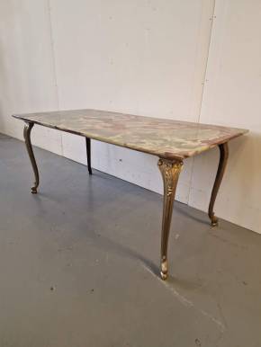 Table basse avec plateau en onyx. France. Années 1970. Laiton, onyx. Dimensions : hauteur 44 cm ; longueur 100 cm ; largeur 50 cm.