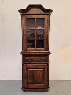 Bibliothèque-vitrine en chêne. Toutes les pièces sont en chêne. Belgique, années 1950. Dimensions : hauteur 220 cm, largeur 83 cm, profondeur 50 cm.