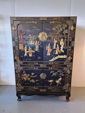 Beautiful cabinet in the chinoiserie style